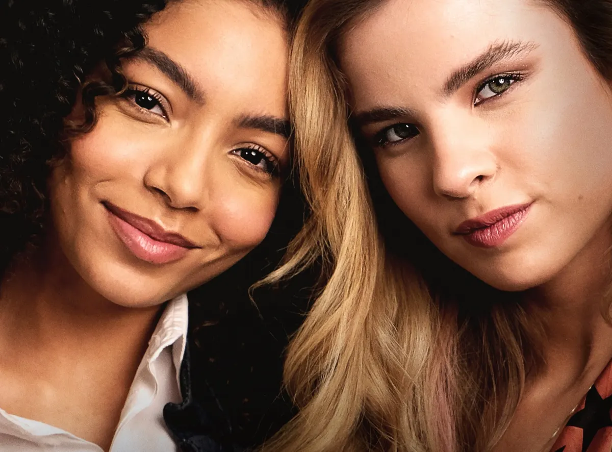 Any Gabrielly e Giulia Be no pôster de As Dez Vantagens de Morrer Depois de Você